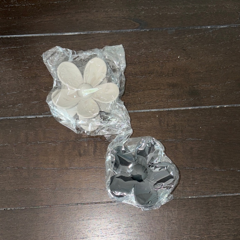 Set of Two Flower-Shaped Shoe Insoles - Black & Cream